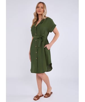 Este vestido camisero caqui, elegante y sin esfuerzo, es imprescindible para cualquier ocasión. La cintura con cinturón y el corte oversize aportan comodidad y versatilidad, mientras que el material de viscosa garantiza una sensación de ligereza y fluidez. Perfecto para combinar con cualquier prenda, este vestido multiusos realzará tu vestuario.