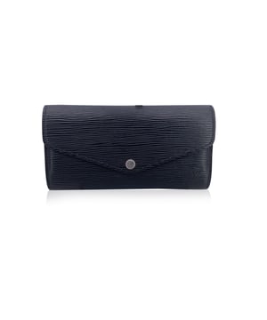 VINTAGE, UVP WIE NEU  
Diese wunderschöne Geldbörse wird mit einem Echtheitszertifikat von Entrupy geliefert. Das Zertifikat wird ohne zusätzliche Kosten bereitgestellt.  
Wir präsentieren die Louis Vuitton Black Epi Leather Long Continental Sarah Wallet, eine exquisite Verbindung von Funktionalität und Raffinesse. Das Epi-Leder, bekannt für seine Langlebigkeit und strukturierte Oberfläche, strahlt raffinierte, zurückhaltende Eleganz aus, während der tiefschwarze Farbton sicherstellt, dass es mühelos jeden Stil ergänzt. Das ikonische LV - LOUIS VUITTON-Logo ist subtil auf der Vorderseite geprägt und verleiht dem schlanken Design eine Prise Luxus.  
Entwickelt für den modernen Minimalisten, verfügt diese Geldbörse über einen Deckel mit Druckknopfverschluss, der Ihre Wertsachen sicher aufbewahrt und dabei einen aufgeräumten Look bewahrt. Innen erwartet Sie ein makellos organisiertes Interieur: zwei Hauptfächer für Scheine, ein zentrales Reißverschlussfach für Münzen oder kleine Utensilien sowie eine Vielzahl von Fächern für optimale Organisation. Es gibt zwei flache offene Taschen, zwölf Kreditkartenfächer und vier zusätzliche flache Vordertaschen unter dem Deckel, die Ihnen ermöglichen, alles, was Sie benötigen, in einem stilvollen Accessoire zu transportieren.  
Die Lederverkleidung trägt zum luxuriösen Gefühl der Geldbörse bei, während der geprägte 'LOUIS VUITTON Paris - hergestellt in Spanien'-Stempel im Inneren die Handwerkskunst bestätigt.  
Egal, ob Sie einen praktischen täglichen Begleiter oder ein zeitloses Stück suchen, um Ihre Sammlung zu bereichern, diese Louis Vuitton Sarah Wallet bleibt ein wahres Symbol für Stil und Nutzen.  
Zustandsbewertung: B - SEHR GUTER ZUSTAND  
Zustandsdetails: Etwas normaler Gebrauchsspuren auf dem Leder aufgrund normaler Nutzung. Leichte Gebrauchsspuren am vorderen Druckknopf. Bitte überprüfen Sie die Fotos sorgfältig und fragen Sie, wenn Sie weitere Details wissen möchten oder wenn Sie Zweifel haben.  
Maße (cm):  
Höhe: 10,2  
Länge: 19,1  
Box?: Nein  
Maße: Länge: 191 mm Höhe: 102 mm