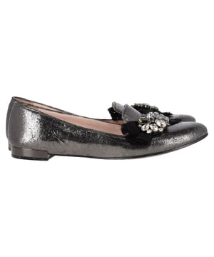VINTAGE, UVP WIE NEU  
Die Miu Miu von Prada Jeweled Ballerinas aus metallic grauem Leder bieten eine perfekte Fusion aus Komfort und hochwertiger Mode, mit ausgefeilten, mit Edelsteinen besetzten Details für einen Hauch von Luxus. Hergestellt aus weichem metallic grauem Leder, sind diese Ballerinas vielseitig genug, um jedes Outfit zu erhöhen und gleichzeitig ganztägliche Tragbarkeit zu bieten. Kombinieren Sie sie mit einem fließenden Midikleid für einen schicken, femininen Look, oder stylen Sie sie mit maßgeschneiderten Hosen und einer Bluse für eine elegante, raffinierte Ausstrahlung. Der metallische Glanz verleiht einen zeitgemäßen Akzent und macht sie zu einem Statement-Stück, das sowohl zu legerer als auch zu abendlicher Kleidung passt.

Miu Miu von Prada Jeweled Ballerinas aus metallic grauem Leder

Zustand: Sehr gut  
Abnutzungserscheinungen: Einschließlich Box. Leichte Markierungen, Leicht gebraucht, aber sehr gut gepflegt. Kleine Abnutzungsspuren an den Sohlen & Falten, leichte Kratzer an den Sohlen und Fersen.  
Verpackung: Box  
Farbe: Grau  
Material: Leder | Leder  
Größe: IT | 41  
Maßnahmen: Innensohlenlänge: 300  
SKU: NAPPUGBSH465050W