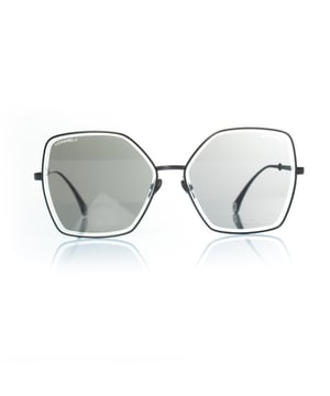 VINTAGE, UVP WIE NEU  
Schmetterlings-Sonnenbrille in Schwarz. Der Artikel ist in gutem Zustand, die Metallbügel haben etwas Beschichtung verloren. Wird mit Etui geliefert.