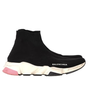 VINTAGE, UVP WIE NEU

Heben Sie Ihren einzigartigen Stil mit diesen eleganten und stilvollen Speed Runner Sneakers von Balenciaga hervor. Das atmungsaktive Strickmaterial im Sockendesign macht sie perfekt zum Laufen oder einfach zum Ausgehen in der Stadt. Voll ausgestattet, um Ihnen das beste Erlebnis zu bieten, verdient dieses stilvolle Paar, Ihnen zu gehören.
inklusive Staubbeutel

Balenciaga Speed Sneakers aus schwarzem Polyester
Zustand: Gut
Gebrauchsspuren: Geringe Abnutzungen, gebraucht aber gut gepflegt. Mäßige Falten sowie Abnutzungen auf der Oberfläche, Abnutzungen an den Sohlen oder ersetzte Sohlen.
Verpackung: Staubbeutel
Farbe: schwarz
Material: Polyester
Größe: EU | 40
Maße: Absatzhöhe: 40; Innensohlenlänge: 270
SKU: NAPPUGBSH462924W