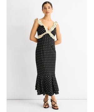 Verhoog je garderobe met onze Black Spot Ruffle Bias Midi-jurk. Dit elegante stuk heeft een flatterende schuine snit met ruches en een speels stippenpatroon. Perfect voor elke gelegenheid, het zal je stijl moeiteloos verbeteren en je laten opvallen in de menigte.
