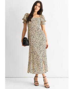 Marca tendencia en tu próxima ocasión con este vestido midi beige con estampado animal. Con un diseño dividido y un ligero tejido de viscosa, este vestido ofrece comodidad y estilo. Perfecto para cualquier evento especial, llama la atención con este vestido único y elegante.
