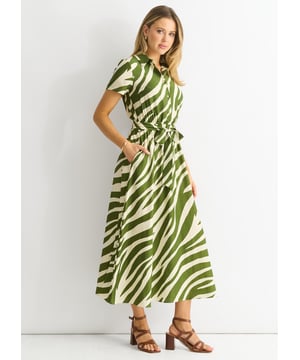Val op in deze chique viscose overhemdjurk met zebraprint. Hij is gemaakt van viscose van hoge kwaliteit, valt mooi en biedt luxe comfort. De trendy zebraprint is perfect voor elke gelegenheid en voegt een vleugje wildheid toe aan je garderobe. Verhoog je stijl met deze must-have jurk.