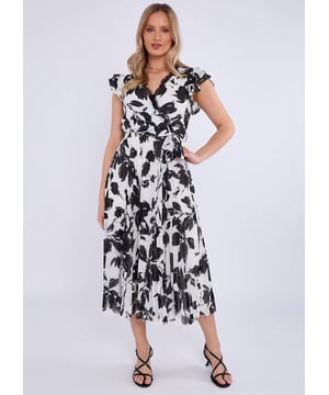 Peppen Sie Ihre Garderobe auf mit unserem Mono-Plissee-Wickel-Midi-Dress mit Spitzenbesatz. Der elegante Spitzenbesatz verleiht diesem ohnehin schon atemberaubenden Kleid einen Hauch von Raffinesse. Die plissierte Wickeloptik sorgt für eine schmeichelhafte Silhouette, perfekt für jeden besonderen Anlass. Sehen Sie selbstbewusst aus und fühlen Sie sich wohl in diesem vielseitigen und stilvollen Kleid.