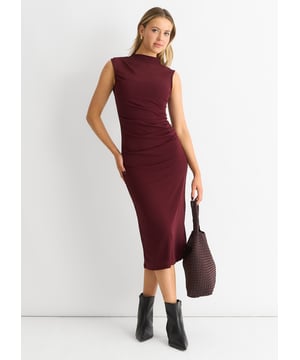 Verhoog je gelegenheidskleding met onze Plain Ruched Jersey Midi Dress. Het gerimpelde ontwerp flatteert je rondingen en de zachte jersey stof zorgt voor comfort. Perfect voor bruiloften, feestjes of andere speciale gelegenheden.