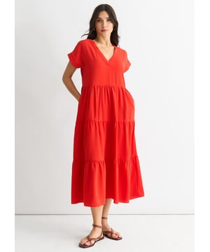 Eleva tu vestimenta de ocasión con nuestro Vestido Midi Rojo con Cuello en V y Bolsillo. El vibrante color rojo complementa a la perfección el favorecedor escote en pico y el diseño fluido de la bata. Además, los prácticos bolsillos hacen que este vestido sea a la vez elegante y práctico. Perfecto para cualquier evento especial.