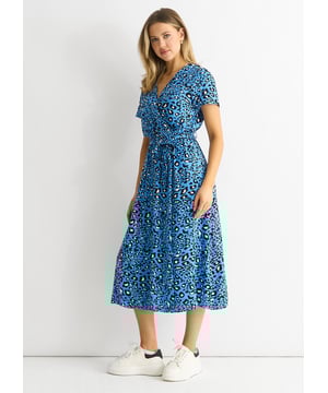 Verhoog je gelegenheidskleding met onze Animal Print Wrap Front Midi Dress met korte mouwen. Dit statement stuk heeft een flatterende overslag voorkant en stijlvolle dierenprint, perfect voor elk evenement. Blijf trendy en maak een statement in deze must-have jurk.