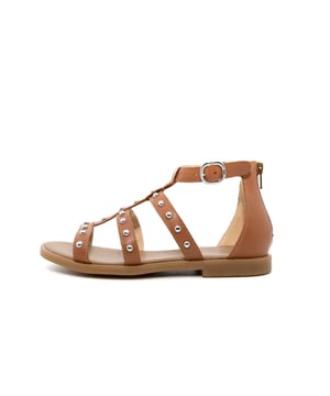 Kleur: Bruin 329 Cognac Bovenwerk: Leer Binnenkant: Leer Zool: Rubber Sluiting: Rits Details Zacht voetbed Pasvorm: Overvloedig en comfortabel Gelegenheid: Vrije tijd