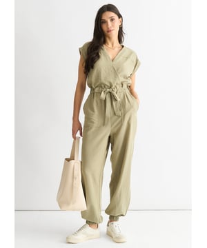 Verhoog je gelegenheidskleding met onze Sage Green Wrap Belted Utility Jumpsuit. Deze jumpsuit is ontworpen met een flatterend wikkelsilhouet en een tailleband met ceintuur, en biedt zowel stijl als functionaliteit. De saliegroene kleur voegt een vleugje verfijning toe, waardoor het perfect is voor elk speciaal evenement.
