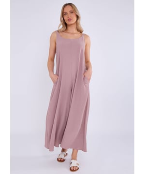 Eleva tu vestimenta de ocasión con nuestro mono Mink Air Flow Strappy Wide leg Jumpsuit. Con un elegante diseño de tirantes y una silueta fluida de pierna ancha, este mono ofrece estilo y comodidad sin esfuerzo. Perfecto para bodas, fiestas o cualquier evento especial.