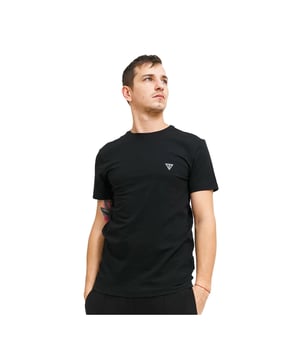T-Shirt Guess Mini Triangle Herren Schwarz Baumwolle. Authentisches Kleidungsstück der Marke Guess - Streetwear/Sportswear-Design von Guess - Guess für Herren Mode, perfekt für den Alltag - Schwarz T-Shirt von Guess lässt sich hervorragend mit dem Rest Ihrer Garderobe kombinieren - bequeme Baumwollmaterial - klassisch - Mini Triangle -