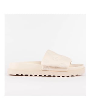 Claquette Guess Fabio Femme Blanc Synthétique. Authentique Chaussure de la marque Guess - design streetwear/sportswear de Guess - Guess pour Femme fashion, parfait pour la vie de tous les jours - Claquette Guess de couleur Blanc s'associe parfaitement avec le reste de votre dressing - matiere Synthétique confortable -  Boucle classic - Fabio - Synthétique