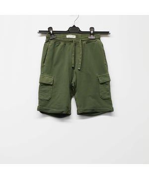 Specificaties: Shorts van geborsteld katoen met opgestikte zakken, omslag aan de onderkant genaaid, elastische tailleband en trekkoord Pasvorm: normaal