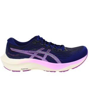 Erleben Sie die perfekte Balance aus leichtgewichtiger Agilität und zuverlässigem Halt mit den blauen Asics Gel-Kayano Lite 3 Damen-Laufschuhen. Diese Schuhe wurden für Läufer entwickelt, die sich ein reaktionsschnelles, stabiles Laufgefühl ohne zusätzliches Gewicht wünschen, und beinhalten die charakteristische Gel-Kayano-Technologie in einem leichteren, agileren Paket. Das leuchtend blaue Finish verleiht einen frischen, modernen Touch und macht diese Schuhe ebenso stylisch wie leistungsstark. Hauptmerkmale: Leichtgewichtiger Halt: Das Lite-Design bietet reduziertes Gewicht und dennoch die zuverlässige Stabilität und Dämpfung, für die die Gel-Kayano-Serie bekannt ist. Dynamische GEL-Dämpfung: Strategisch platzierte GEL-Technologie absorbiert Stöße und gewährleistet so ein sanftes und komfortables Laufgefühl auch bei längeren Läufen. Verbesserte Stabilität: Eine Zwischensohle mit doppelter Dichte und stützende Überzüge sorgen zusammen für außergewöhnliche Balance und Kontrolle. Atmungsaktives Obermaterial: Das Obermaterial aus technischem Mesh fördert eine optimale Luftzirkulation und hält Ihre Füße bei intensiven Trainingseinheiten kühl und trocken. Sicherer Sitz: Ein präzises Schnürsystem sorgt für eine bequeme, anpassungsfähige Passform, die Sie während Ihres Laufs unterstützt. Strapazierfähige Außensohle: Die robuste Gummiaußensohle bietet zuverlässigen Halt auf unterschiedlichen Oberflächen und verbessert so Haltbarkeit und Leistung. Steigern Sie Ihr Lauferlebnis mit den blauen Asics Gel-Kayano Lite 3 Damen-Laufschuhen – innovative Technologie trifft auf leichtes Design für Spitzenleistung bei jedem Schritt.