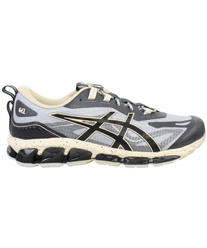 Erleben Sie unvergleichlichen Komfort und Halt mit den Asics Gel-Nimbus 25 Damen-Laufschuhen. Diese für Langstreckenläuferinnen entwickelten Schuhe verfügen über eine fortschrittliche Dämpfungstechnologie, die Stöße absorbiert und Ermüdungserscheinungen reduziert – für ein ruhiges, stabiles Laufgefühl, Kilometer für Kilometer. Das leichte, atmungsaktive Obermaterial und die adaptive Passform sorgen dafür, dass Ihre Füße kühl, sicher und bereit für jede Herausforderung bleiben, während die strapazierfähige Außensohle zuverlässigen Halt auf unterschiedlichen Oberflächen gewährleistet. Wichtige Merkmale: Verbesserte GEL-Dämpfung: Die fortschrittliche GEL-Technologie in Ferse und Vorfuß sorgt für außergewöhnliche Stoßdämpfung, reduziert die Belastung Ihrer Gelenke und erhöht den Gesamtkomfort. Reaktionsfreudige Zwischensohle: Die leichte, reaktionsfreudige Zwischensohle ermöglicht einen sanften Übergang vom Fersenauftritt zum Zehenabdruck und sorgt für eine hervorragende Energierückgabe, die Ihr Tempo unterstützt. Atmungsaktives Obermaterial: Das Obermaterial aus leistungsstarkem Mesh fördert eine optimale Luftzirkulation und hält Ihre Füße auch bei intensiven Läufen kühl und trocken. Adaptive Passform: Ein sicheres Schnürsystem sorgt für eine individuelle, bequeme Passform, die sich Ihrem Fuß anpasst und so für mehr Stabilität und weniger Rutschen sorgt. Strapazierfähige Außensohle: Die aus robustem Gummi gefertigte Außensohle bietet zuverlässigen Halt und Langlebigkeit auf unterschiedlichsten Oberflächen und sorgt so für konstante Leistung. Moderne Ästhetik: Das schlanke Design gepaart mit einer vielseitigen Farbpalette macht diese Schuhe stilvoll genug für Training und Freizeit. Steigern Sie Ihr Lauferlebnis mit den Asics Gel-Nimbus 25 Damen-Laufschuhen – modernste Dämpfung trifft auf überlegenes Design für Spitzenleistung bei jedem Schritt.