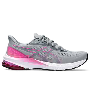 Erleben Sie außergewöhnliche Stabilität und Unterstützung mit den grauen Asics GT-1000 12 Damen-Laufschuhen. Diese Schuhe wurden für Läufer entwickelt, die verbesserte Kontrolle und Dämpfung benötigen. Sie kombinieren erweiterte Stabilitätsfunktionen mit einer reaktionsfreudigen GEL-Dämpfung, um Überpronation zu kontrollieren und Ermüdungserscheinungen zu reduzieren. Die vielseitige graue Farbgebung bietet eine elegante, moderne Ästhetik, die sich nahtlos vom Training in den Alltag integrieren lässt. Hauptmerkmale: Verbesserte Stabilität: Die Zwischensohle mit doppelter Dichte und integrierte Stütztechnologien sorgen gemeinsam für ein ausgewogenes, kontrolliertes Laufgefühl. Reaktionsfreudige GEL-Dämpfung: Strategisch platzierte Dämpfung in Ferse und Vorderfuß minimiert den Aufprall, erhöht den Tragekomfort und hilft so, Ihre Gelenke zu schützen. Atmungsaktives Obermaterial: Das Obermaterial aus hochwertigem Mesh gewährleistet eine optimale Luftzirkulation, damit Ihre Füße bei intensiven Läufen kühl und trocken bleiben. Strapazierfähige Außensohle: Eine abriebfeste Gummiaußensohle bietet zuverlässige Traktion und lang anhaltende Leistung auf unterschiedlichen Oberflächen. Adaptive Passform: Ein präzises Schnürsystem bietet eine sichere, individuelle Passform, die sich Ihrem Fuß anpasst und so überragenden Halt bietet. Elegante graue Ästhetik: Das moderne graue Finish mit dezenten Designakzenten bietet einen vielseitigen, stylischen Look, der jede Sportgarderobe ergänzt. Steigern Sie Ihr Lauferlebnis mit den Asics GT-1000 12 Damen-Laufschuhen in Grau – hier trifft innovative Technologie auf modernes Design für ein effizientes und stylisches Laufgefühl.