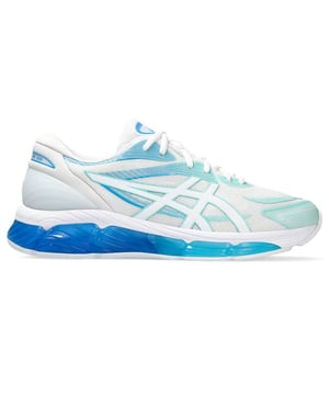 Erleben Sie unvergleichlichen Komfort und Halt mit den Asics Gel-Nimbus 25 Damen-Laufschuhen. Diese für Langstreckenläuferinnen entwickelten Schuhe verfügen über eine fortschrittliche Dämpfungstechnologie, die Stöße absorbiert und Ermüdungserscheinungen reduziert – für ein ruhiges, stabiles Laufgefühl, Kilometer für Kilometer. Das leichte, atmungsaktive Obermaterial und die adaptive Passform sorgen dafür, dass Ihre Füße kühl, sicher und bereit für jede Herausforderung bleiben, während die strapazierfähige Außensohle zuverlässigen Halt auf unterschiedlichen Oberflächen gewährleistet. Wichtige Merkmale: Verbesserte GEL-Dämpfung: Die fortschrittliche GEL-Technologie in Ferse und Vorfuß sorgt für außergewöhnliche Stoßdämpfung, reduziert die Belastung Ihrer Gelenke und erhöht den Gesamtkomfort. Reaktionsfreudige Zwischensohle: Die leichte, reaktionsfreudige Zwischensohle ermöglicht einen sanften Übergang vom Fersenauftritt zum Zehenabdruck und sorgt für eine hervorragende Energierückgabe, die Ihr Tempo unterstützt. Atmungsaktives Obermaterial: Das Obermaterial aus leistungsstarkem Mesh fördert eine optimale Luftzirkulation und hält Ihre Füße auch bei intensiven Läufen kühl und trocken. Adaptive Passform: Ein sicheres Schnürsystem sorgt für eine individuelle, bequeme Passform, die sich Ihrem Fuß anpasst und so für mehr Stabilität und weniger Rutschen sorgt. Strapazierfähige Außensohle: Die aus robustem Gummi gefertigte Außensohle bietet zuverlässigen Halt und Langlebigkeit auf unterschiedlichsten Oberflächen und sorgt so für konstante Leistung. Moderne Ästhetik: Das schlanke Design gepaart mit einer vielseitigen Farbpalette macht diese Schuhe stilvoll genug für Training und Freizeit. Steigern Sie Ihr Lauferlebnis mit den Asics Gel-Nimbus 25 Damen-Laufschuhen – modernste Dämpfung trifft auf überlegenes Design für Spitzenleistung bei jedem Schritt.