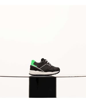 Especificaciones: Zapatillas deportivas de ante con inserciones de malla, cremallera lateral y refuerzo en el talón en contraste. Cordones: Cordones y cremallera lateral. Tipo de suela: Plantilla extraíble.