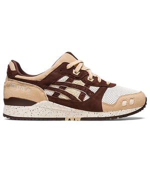 Erleben Sie legendären Stil und zeitlosen Komfort mit den braunen Asics Gel-Lyte III OG Herren-Sneakern. Diese Sneaker zelebrieren die Tradition der Gel-Lyte-Serie und bestechen durch das klassische Design mit geteilter Zunge und eine satte Braun-Farbgebung, die Retro-Charme versprüht und gleichzeitig moderne Performance bietet. Ob für die Straße oder den Freizeitlook – diese Sneaker bieten hervorragende Dämpfung und eine vielseitige Ästhetik, die sich bewährt. Wichtige Merkmale: Ikonische Silhouette: Präsentiert das legendäre Gel-Lyte III OG-Design mit der charakteristischen geteilten Zunge und den mehrlagigen Details. Zeitlose Braun-Optik: Eine satte Braun-Farbgebung verleiht dem Schuh einen Vintage-Touch und passt perfekt zu jedem Outfit. Reaktionsschnelle Dämpfung: Die integrierte GEL-Dämpfungstechnologie sorgt für exzellente Stoßdämpfung und ganztägigen Tragekomfort. Premium-Konstruktion: Hergestellt aus hochwertigen Materialien für Langlebigkeit und ein edles, klassisches Finish. Sicherer Sitz: Der traditionelle Schnürverschluss sorgt für eine bequeme, anpassungsfähige Passform für den Alltag. Vielseitiger Stil: Verbindet Retro-Charme mit modernem Komfort und macht diese Sneaker perfekt für Freizeitausflüge und einen aktiven Lebensstil. Erweitern Sie Ihre Schuhkollektion mit den braunen Gel-Lyte III OG-Sneakern von Asics für Herren – hier trifft klassisches Design auf moderne Leistung für einen wahrhaft zeitlosen Look.