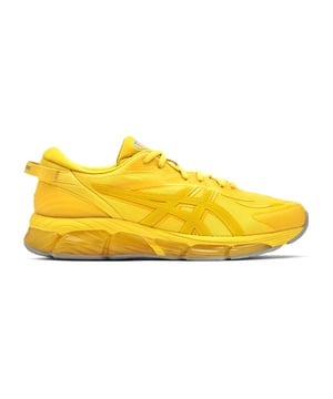 Erleben Sie Dämpfung und dynamische Performance der Extraklasse mit dem gelben Asics Gel-Quantum 360 VIII Herren-Sneaker. Dank der innovativen 360°-GEL-Dämpfung bieten diese Sneaker außergewöhnliche Stoßdämpfung und Energierückgabe bei jedem Schritt. Das kräftige Gelb setzt nicht nur ein markantes Style-Statement, sondern spiegelt auch die innovative Technologie im Inneren wider. Entwickelt für hochintensives Training und Langstreckenläufe, verfügen sie über ein leichtes, atmungsaktives Obermaterial und eine strapazierfähige Außensohle für hervorragende Traktion auf unterschiedlichen Oberflächen, während das adaptive Schnürsystem für einen sicheren, individuellen Sitz sorgt. Hauptmerkmale: 360°-GEL-Dämpfung: Das fortschrittliche Dämpfungssystem bietet umfassenden Aufprallschutz und reaktionsschnelle Energierückgabe. Reaktionsschnelle Zwischensohle: Entwickelt für sanfte Übergänge und dynamische Leistung, die Ihre Laufeffizienz steigert. Leichtes und atmungsaktives Obermaterial: Die leistungsstarke Mesh-Konstruktion fördert eine optimale Luftzirkulation und hält Ihre Füße kühl und trocken. Strapazierfähige Außensohle: Bietet zuverlässigen Halt und Stabilität auf unterschiedlichen Oberflächen für dauerhafte Leistung. Leuchtende Gelboptik: Das kräftige Gelb setzt ein starkes Style-Statement und hebt sich von der Masse ab. Adaptive Passform: Das präzise Schnürsystem sorgt für einen festen, sicheren Sitz, der sich Ihrem Fuß anpasst und maximalen Komfort bietet. Steigern Sie Ihr Lauferlebnis mit den gelben Asics Gel-Quantum 360 VIII Herren-Sneakern – innovative Technologie trifft auf markantes Design für Spitzenleistung bei jedem Schritt.