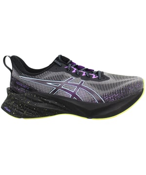 Erleben Sie einen dynamischen und reaktionsschnellen Lauf mit den schwarzen Asics Novablast 3 LE Damen-Laufschuhen. Diese Schuhe wurden für ein energiegeladenes Laufgefühl entwickelt und vereinen weiche Dämpfung mit einem leichten Design für einen geschmeidigen und federnden Schritt. Die elegante schwarze Ästhetik macht sie zu einer vielseitigen Wahl sowohl für hochintensive Workouts als auch für entspannte Läufe. Wichtige Eigenschaften: Verbesserte Sprungkraft: Eine reaktionsschnelle Zwischensohle sorgt für ein energiegeladenes, federndes Gefühl und beschleunigt Ihren Schritt mit jedem Schritt. Weiche Dämpfung: Fortschrittliche Dämpfungstechnologie absorbiert Stöße, sorgt für Komfort und reduziert die Aufprallkraft bei langen Läufen. Leichte Konstruktion: Diese Schuhe wurden entwickelt, um Sie beweglich zu halten und bieten ein flaches, leichtes Tragegefühl für schnelle, reaktionsschnelle Bewegungen. Atmungsaktives Obermaterial: Das speziell entwickelte Mesh-Obermaterial fördert eine optimale Luftzirkulation, damit Ihre Füße bei intensiven Workouts kühl und trocken bleiben. Strapazierfähige Außensohle: Eine robuste Gummiaußensohle bietet zuverlässige Traktion und Langlebigkeit auf verschiedenen Oberflächen. Elegantes schwarzes Design: Eine moderne, vielseitige Ästhetik, die nahtlos zu Ihrer Sportgarderobe passt. Steigern Sie Ihr Lauferlebnis mit den schwarzen Laufschuhen Asics Novablast 3 LE für Damen – hier trifft Hochleistungstechnologie auf modernen Stil für ein Laufgefühl, das wirklich Energie verleiht.