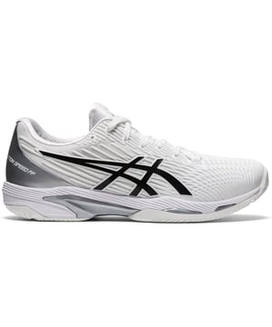 Die weißen Asics Solution Speed ​​FF 2 Herren-Tennisschuhe sind für Spieler konzipiert, die auf dem Platz Geschwindigkeit, Agilität und Stabilität verlangen. Diese Schuhe wurden mit modernster Technologie entwickelt und bieten hervorragende Traktion, Unterstützung und Reaktionsfähigkeit, was sie zur ersten Wahl für wettkampforientierte Tennisspieler macht. Wichtige Eigenschaften: FlyteFoam®-Technologie: Bietet leichtgewichtige Dämpfung und außergewöhnliche Energierückgabe für schnellere Bewegungen und reduzierte Gelenkbelastung. TWISTRUSS™-System: Verbessert Agilität und schnelle Richtungswechsel und ermöglicht sanfte Seitwärtsbewegungen auf dem Platz. Obermaterial aus PU-Mesh: Bietet verbesserte Atmungsaktivität und eine flexible Passform, damit Ihre Füße auch bei intensiven Matches kühl und bequem bleiben. AHAR®-Außensohle: Asics High Abrasion Rubber (AHAR) bietet überragende Haltbarkeit und Griffigkeit auf verschiedenen Platzoberflächen und gewährleistet so lang anhaltende Leistung. Dynawrap™-Technologie: Verstärkt die Stabilität, indem sie den Mittelfuß bei aggressiven Bewegungen und plötzlichen Stopps sichert. PGuard™-Zehenschutz: Erhöht die Haltbarkeit in stark beanspruchten Bereichen, perfekt für Spieler, die rutschen und ihre Füße schleifen. Leichtes Design: Ermöglicht schnellere Bewegungen und verbesserte Reaktionsfähigkeit ohne Abstriche beim Halt. Der Asics Solution Speed ​​FF 2 ist perfekt für aggressive Grundlinienspieler und Allcourtspieler und bietet die perfekte Kombination aus Geschwindigkeit, Stabilität und Komfort, damit Sie das Spiel dominieren. Ob beim rasanten Ballwechsel oder beim Sprint zum Netz – mit diesen Schuhen sind Sie der Konkurrenz immer einen Schritt voraus.