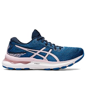 Erleben Sie unvergleichlichen Komfort und Leistung mit den blauen Asics Gel-Nimbus 24 Laufschuhen für Damen. Diese Schuhe wurden sowohl für Langstreckenläuferinnen als auch für Alltagsjogger entwickelt und kombinieren fortschrittliche Dämpfungstechnologie mit einem leichten, atmungsaktiven Design für ein sanftes und reaktionsschnelles Laufgefühl. Das leuchtend blaue Finish verleiht einen frischen, dynamischen Touch und macht diese Schuhe zu einer hervorragenden Wahl für Training und Freizeit. Hauptmerkmale: Fortschrittliche GEL-Dämpfung: Strategisch platzierte GEL-Einheiten absorbieren Stöße und minimieren die Aufprallenergie, was für außergewöhnlichen Komfort bei jedem Schritt sorgt. Reaktionsschnelle Zwischensohle: Bietet einen sanften Übergang vom Fersenauftritt zum Zehenabstoß und liefert so eine hervorragende Energierückgabe für ein effizienteres Laufen. Atmungsaktives Obermaterial: Hergestellt aus leistungsstarkem Mesh, das die Luftzirkulation verbessert und Ihre Füße bei intensiven Trainingseinheiten kühl und trocken hält. Strapazierfähige Außensohle: Aus abriebfestem Gummi für überragende Traktion und lange Haltbarkeit auf verschiedenen Oberflächen. Sichere, adaptive Passform: Ein präzises Schnürsystem sorgt für eine bequeme, stützende Passform, die sich Ihrem Fuß anpasst und optimale Kontrolle bietet. Leuchtend blaue Ästhetik: Ein markantes, modernes Design, das nicht nur Leistung bringt, sondern auch auffällt und Ihrer Laufausrüstung dynamisches Flair verleiht. Steigern Sie Ihr Lauferlebnis mit den blauen Asics Gel-Nimbus 24 Damen-Laufschuhen – hier trifft innovative Technologie auf dynamischen Style für Spitzenleistung bei jedem Schritt.