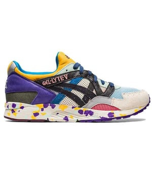 Erleben Sie unvergleichlichen Komfort und Halt mit den Asics Gel-Nimbus 25 Damen-Laufschuhen. Diese für Langstreckenläuferinnen entwickelten Schuhe verfügen über eine fortschrittliche Dämpfungstechnologie, die Stöße absorbiert und Ermüdungserscheinungen reduziert – für ein ruhiges, stabiles Laufgefühl, Kilometer für Kilometer. Das leichte, atmungsaktive Obermaterial und die adaptive Passform sorgen dafür, dass Ihre Füße kühl, sicher und bereit für jede Herausforderung bleiben, während die strapazierfähige Außensohle zuverlässigen Halt auf unterschiedlichen Oberflächen gewährleistet. Wichtige Merkmale: Verbesserte GEL-Dämpfung: Die fortschrittliche GEL-Technologie in Ferse und Vorfuß sorgt für außergewöhnliche Stoßdämpfung, reduziert die Belastung Ihrer Gelenke und erhöht den Gesamtkomfort. Reaktionsfreudige Zwischensohle: Die leichte, reaktionsfreudige Zwischensohle ermöglicht einen sanften Übergang vom Fersenauftritt zum Zehenabdruck und sorgt für eine hervorragende Energierückgabe, die Ihr Tempo unterstützt. Atmungsaktives Obermaterial: Das Obermaterial aus leistungsstarkem Mesh fördert eine optimale Luftzirkulation und hält Ihre Füße auch bei intensiven Läufen kühl und trocken. Adaptive Passform: Ein sicheres Schnürsystem sorgt für eine individuelle, bequeme Passform, die sich Ihrem Fuß anpasst und so für mehr Stabilität und weniger Rutschen sorgt. Strapazierfähige Außensohle: Die aus robustem Gummi gefertigte Außensohle bietet zuverlässigen Halt und Langlebigkeit auf unterschiedlichsten Oberflächen und sorgt so für konstante Leistung. Moderne Ästhetik: Das schlanke Design gepaart mit einer vielseitigen Farbpalette macht diese Schuhe stilvoll genug für Training und Freizeit. Steigern Sie Ihr Lauferlebnis mit den Asics Gel-Nimbus 25 Damen-Laufschuhen – modernste Dämpfung trifft auf überlegenes Design für Spitzenleistung bei jedem Schritt.