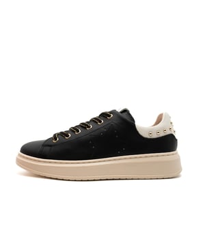 Color: Negro 100 Upper: Cuero Interior: Cuero Suela: Goma Cierre: Cordones Detalles Tachuelas doradas en el talón, logo de la marca en la lengüeta Ajuste: Regular Ocasión: Tiempo libre