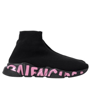 VINTAGE, RRP WIE NEU  
Trete ein in die Zukunft der Mode mit den Balenciaga Graffiti Speed Sneakers. Dieser ikonische Stil verfügt über ein elegantes schwarzes Strickdesign und eine auffällige schwarze und pinke Sohle, die überall, wo du hingehst, ein Statement setzt. Mit einem sockenähnlichen Sitz und einem technischen 3D-Strick sorgt sie für Flexibilität und Komfort, während die 'No Memory'-Technologie ein ultra-leichtes Tragegefühl gewährleistet, das sie perfekt für den Ganztagesgebrauch macht. Das Graffiti-Logo auf der Sohle und das geprägte Balenciaga-Branding auf der Rückseite vervollständigen den mutigen Look.

mit Box, Staubbeutel

Balenciaga Graffiti Speed Sneakers aus schwarzem Polyester  
Zustand: sehr gut  
Abnutzungsspuren: Enthält Box. Keine sichtbaren Gebrauchsspuren. Keine Markierungen an der Innensohle. Sehr leichte Markierung an den Sohlen.  
Verpackung: Box, Staubbeutel  
Farbe: schwarz  
Material: Polyester  
Größe: EU | 37/UK4/US7  
Maße: Absatzhöhe: 40; Innensohlenlänge: 230  
SKU: BAPUITSH458668W