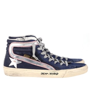 VINTAGE, UVP WIE NEU  
Die Golden Goose Slide High-Top Sneakers aus marineblauem Wildleder und Leder kombinieren Luxus mit einem lässigen Stil und weisen ein abgenutztes, von Vintage inspirierte Aussehen auf, das jedem Outfit mühelose Coolness verleiht. Hergestellt aus hochwertigen Materialien, bieten diese Sneakers sowohl Komfort als auch Langlebigkeit, während das High-Top-Design zusätzlichen Halt und Stil bietet. Kombinieren Sie sie mit engen Jeans oder einem lässigen Kleid für einen schicken Street-Style-Look oder tragen Sie sie mit Leggings für eine sportliche Note. Fügen Sie eine Lederjacke und minimalistische Accessoires hinzu, um das kantige, modische Ensemble abzurunden.

Golden Goose Slide High-Top Sneakers aus marineblauem Wildleder und Leder

Zustand: Ausgezeichnet  
Abnutzungsspuren: Einschließlich Box. Keine sichtbaren Gebrauchsspuren. Keine Markierung auf der Innensohle. Sehr leichte Markierung an den Sohlen.  
Verpackung: Box, Staubbeutel  
Farbe: Blau | marineblau  
Material: Wildleder  
Größe: EU | 42  
Maße: Absatzhöhe: 120; Innensohlenlänge: 280  
SKU: NAPPUGBSH463289W