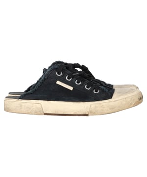 VINTAGE, Neupreis wie neu  
Balenciaga bringt legere Schuhe auf die nächste Stufe mit den Paris Distressed Open-Back Sneakers. Diese auffälligen Sneaker sind aus einer Kombination von zerstörtem Baumwollstoff und Gummi gefertigt, was einen einzigartigen, abgetragenen Look erzeugt, der heraussticht. Auf einer vulkanisierten Sohle für zusätzliche Haltbarkeit und Komfort montiert, verfügen diese Sneaker über eine Schlupfmulden-Silhouette, die perfekt für diejenigen ist, die einen coolen, entspannten Vibe lieben. Abgerundet mit einem kontrastierenden Logoprint an der Zehe und einer geprägten Größenangabe an der Ferse bringen diese Sneaker einen Hauch von Street-Style-Luxus in jedes Outfit.

inklusive Box, Staubbeutel

Balenciaga Paris Distressed Open-Back Sneakers aus schwarzer Baumwolle  
Zustand: Gut  
Abnutzungserscheinungen: Enthält Box, moderate Abnutzungserscheinungen oder Markierungen, moderate Abnutzung der Einlegesohlen, gebraucht aber gut gepflegt. Moderate Faltungen und Flecken an der Oberfläche, Abnutzung an den Sohlen oder ersetzte Sohlen.  
Verpackung: Box, Staubbeutel  
Farbe: schwarz  
Material: Baumwolle | Baumwoll-Denim  
Größe: EU | 40  
Maße: Absatzhöhe: 30; Einlegesohlenlänge: 280  
SKU: NAPPUGBSH461957W