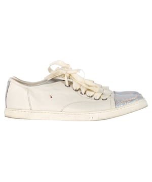 VINTAGE, UVP WIE NEU  
Die Lanvin Sneakers mit Schuppenleder-Optik und Kappe aus weißem Leder kombinieren Luxus und Streetstyle. Die auffällige Kappe mit Schlangenleder-Optik sorgt für eine besondere Textur und Raffinesse. Hergestellt aus hochwertigem weißen Leder bieten diese Sneakers einen sauberen, modernen Look und maximalen Komfort für den Ganztagsgebrauch. Das einzigartige Design hebt die klassische Sneaker-Silhouette hervor und macht sie zu einem herausragenden Teil jedes lässigen oder semi-lässigen Outfits. Kombinieren Sie sie mit eng anliegenden Jeans oder einem maßgeschneiderten Rock, um mühelos einen entspannten Stil mit einem Hauch von High-Fashion-Flair zu verbinden.  

Lanvin Sneakers mit Schuppenleder-Optik und Kappe aus weißem Leder  

Zustand: Sehr gut  
Gebrauchsspuren: Geringe Abnutzungen, Leicht benutzt, aber sehr gut gepflegt. Kleine Markierung an den Sohlen & Faltenbildung, leichte Kratzer an Sohlen und Fersen.  
Verpackung: Staubbeutel  
Farbe: Weiß | Ecru  
Material: Leder  
Größe: FR | 39  
Maße: Absatzhöhe: 7,50 cm; Innensohlenlänge: 280 mm  
SKU: NAPPUGBSH462836W