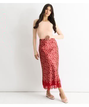 Añade un toque de elegancia a tu atuendo de ocasión con nuestra falda midi con ribete de encaje floral rojo y corte al bies. El delicado ribete de encaje añade un toque femenino al diseño floral rojo, mientras que el corte al bies proporciona una silueta favorecedora. Perfecta para cualquier evento especial.