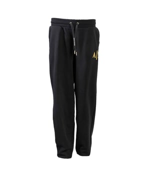 Kleur: 1200 Zwart Zwart Taille: Hoog Details: Gouden logo op de pijp Sluiting: Trekkoord in de taille met veters Lengte: Normaal Pasvorm: Normaal Gelegenheid: Vrije tijd