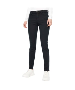 Color: Nero1200 Black Cintura: Mediana Detalles: Cinco bolsillos, elásticos, ajustados a lo largo de toda la pierna Cierre: Botón y cremallera Largo: Normal Corte: Pitillo