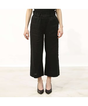 Especificaciones: Pantalón de talle alto con corte amplio en la pierna, confeccionado en suave lino con bolsillos verticales y cintura elástica Corte: Regular La modelo lleva la talla: 38 Altura del modelo: 170 cm