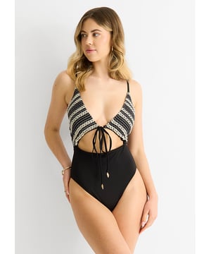 Este impresionante bañador negro presenta una exclusiva textura de ganchillo y un moderno diseño de corte delantero anudado, perfecto para cualquier ocasión. Su favorecedor corte y sus elegantes detalles lo convierten en un imprescindible de tu colección de bañadores. Eleva tu estilo junto a la piscina con este elegante bañador.