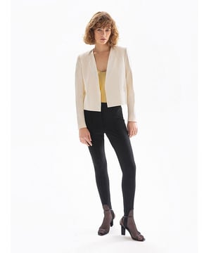 Kurze Jacke mit Satin-Garni-Detail