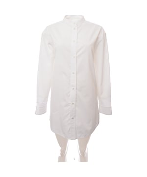 100% cotton Long-sleeved organic cotton poplin shirt with small stand collar and embroidered Jil Sander monogram. Also featuring a slightly dropped shoulder and visible button closure