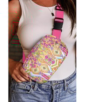 Nuestros estilos están diseñados con un aspecto ajustado y de moda, siguiendo un estándar de tallas internacional. Para el mejor ajuste, sugerimos elegir una talla más grande de lo habitual. ¡Asegúrate de consultar nuestra tabla de tallas para encontrar tu combinación perfecta!  
Diseño inspirado en el oeste para un look elegante  
Cierre de hebilla seguro para mayor comodidad  
Cinturón ancho para un uso cómodo y de apoyo  
Espacioso tamaño de 22x15cm para tus esenciales  
Perfecto para cualquier atuendo  
Material: nylon