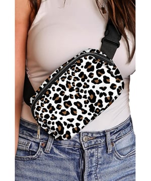 Diseño de estampado de guepardo blanco  
Múltiples compartimentos para un almacenamiento organizado  
Cierre seguro con cremallera  
Tamaño compacto que mide 22,5 x 15 cm  
Unisex  
Talla única  
Material: Nailon