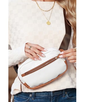 Nuestros estilos están diseñados con un look ajustado y moderno en mente, siguiendo un estándar de talla internacional. Para el mejor ajuste, sugerimos elegir una talla más grande de la habitual. ¡Asegúrate de revisar nuestra tabla de tallas para encontrar tu combinación perfecta!  
Diseño con contraste de color elegante para un look a la moda  
Cuero PU con parches que añade un toque de sofisticación  
Correa ancha para un uso cruzado cómodo y seguro  
Interior espacioso de 24.3 x 12.5 cm para todos tus esenciales  
Material: Cuero PU