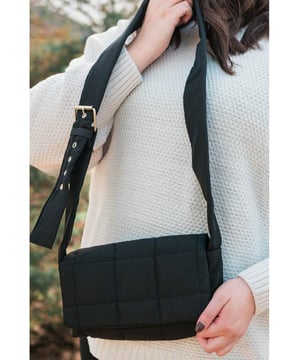 Nuestros estilos están diseñados con un look ajustado y moderno, siguiendo un estándar de tallas internacional. Para el mejor ajuste, sugerimos elegir una talla más grande de la habitual. ¡Asegúrate de consultar nuestra tabla de tallas para encontrar tu combinación perfecta!  
Correa ancha ajustable versátil para un uso personalizable  
El diseño acolchado y elegante añade textura y sofisticación  
Tamaño compacto de 26 x 15 cm ideal para lo esencial en movimiento  
El material tipo plumón aporta un toque moderno y a la moda  
Chic y funcional para todas las ocasiones