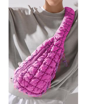 Nuestros estilos están diseñados pensando en un look ajustado y a la moda, siguiendo un estándar internacional de tallas. Para el mejor ajuste, sugerimos elegir una talla más de la habitual. ¡Asegúrate de consultar nuestra tabla de tallas para encontrar tu combinación perfecta!
  Color rosa brillante
  Diseño acolchado tipo malvavisco
  Cierre con cordón
  Estilo bolso bandolera
  Talla única
  Largo: 15
  16 cm
  Altura: 30
  31 cm
  Ancho: 8
  10 cm
  Adecuado para uso unisex
Material: Nailon