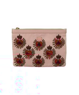 Nueva cartera tipo bolso de mano Dolce & Gabbana Devotion.
  Hecho de material 100% nylon.
  Se puede utilizar como embrague.
  Diseno rosa con un corazon rojo.
  Cierre de cremallera.
  Caracteristicas detalles del logotipo.
  Hecho en Italia.