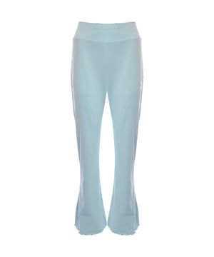 Main: 39% Polyester, Main: 58% Cotton, Main: 3% Elastane. The Puma Classics ribbed flare trousers in baby blue are a stylish and comfortable choice for anyone looking to add a touch of retro flair to their wardrobe. The ribbed texture adds a unique feel, while the flared design gives a nod to the classic fashion of the past. This particular shade of baby blue is not only trendy but also versatile, pairing well with various tops and shoes for a casual yet chic look. Whether you're out for a walk or meeting friends, these trousers promise to keep you looking fashionable and feeling great!