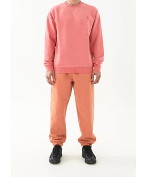 65% ORGANIC COTTON &amp; 35% RECYCLED POLYESTER. Featuring a brushed fleece inner, a wide elasticated waistband with elasticated cuffs at the ankles. Finished with side pockets and zippers