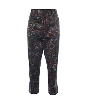 Main: 65% Polyester, Main: 35% Cotton. The Dickies 874 cropped trousers in black are a stylish and versatile addition to any wardrobe. The toned-down color pattern offers a subtle yet sophisticated touch, making them perfect for both casual and semi-formal settings. With their durable material and classic fit, they provide comfort without sacrificing style, embodying the timeless appeal of the Dickies brand. Whether paired with a crisp white shirt or a relaxed tee, these trousers are sure to make a statement.